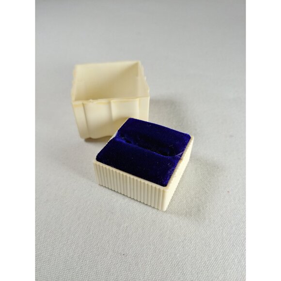 Vintage cream white ring box stylized lotus top, lift top plastic jewelry - Picture 9 of 10